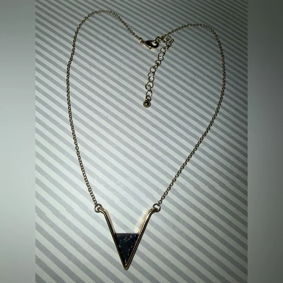 Source Unknown Goldtone and Black V-Pendant Necklace - Picture 3 of 9
